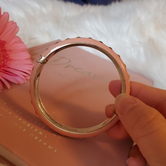 Beautiful Peach Bangle - Picture 3 of 4